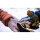 Leatherman RAPTOR Rescue Multifunktionsschere Anwendungsbild mit Ringschneider an Finger
